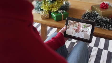 Kaukasischer-Mann-Winkt-Und-Benutzt-Tablet-Für-Weihnachtsvideoanruf-Mit-Lächelnder-Frau-Auf-Dem-Bildschirm