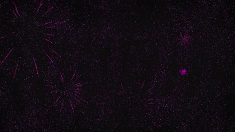 Animation-Von-2022-Und-Rosa-Feuerwerk,-Das-Auf-Schwarzem-Hintergrund-Explodiert