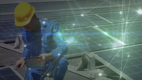 Animation-Eines-Netzwerks-Von-Verbindungen-über-Solarpaneele-Und-Männlicher-Ingenieur-Im-Hintergrund