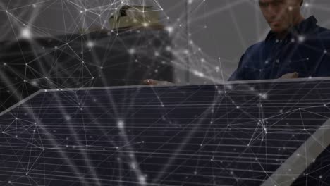 Animation-Eines-Netzwerks-Von-Verbindungen-über-Solarpaneele-Und-Männlicher-Ingenieur-Im-Hintergrund