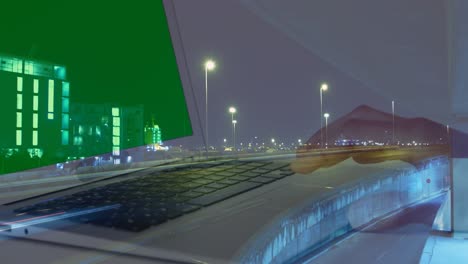 Animation-Der-Hände-Einer-Frau,-Die-Einen-Laptop-Mit-Grünem-Bildschirm-Benutzt,-über-Dem-Nächtlichen-Verkehr-In-Der-Stadt