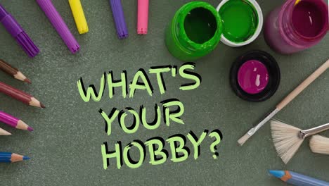 Animation-Ihres-Hobby-Textes-In-Grün,-über-Farben,-Pinseln,-Buntstiften-Und-Kugelschreibern