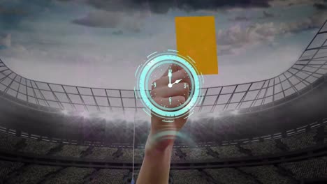 Animation-Einer-Sich-Schnell-Bewegenden-Uhr-über-Dem-Schiedsrichter,-Der-Im-Sportstadion-Die-Gelbe-Karte-Zeigt
