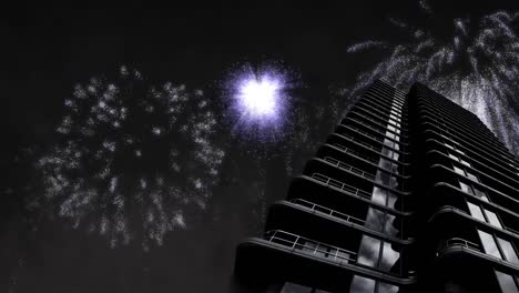 Animation-Eines-Modernen-Hochhauses-Mit-Weißem-Weihnachts--Und-Neujahrsfeuerwerk,-Das-Am-Nachthimmel-Explodiert