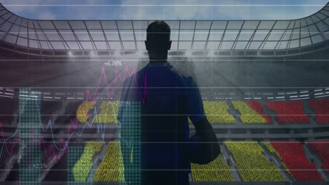 Animation-Von-Grafiken-Und-Datenverarbeitung-über-Einen-Rugbyspieler,-Der-Im-Sportstadion-Den-Ball-Hält