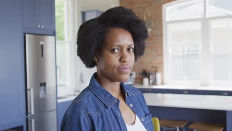 Porträt-Einer-Glücklichen-Afroamerikanischen-Frau,-Die-In-Der-Küche-In-Die-Kamera-Blickt