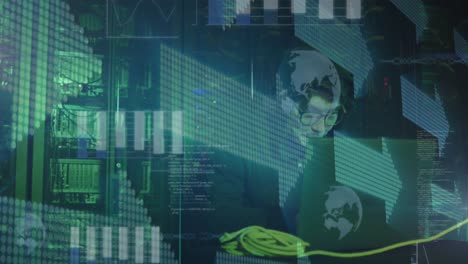 Animation-Von-Daten-über-Einen-Asiatischen-Männlichen-Hacker-Im-Kapuzenpullover,-Der-Einen-Laptop-Am-Computerserver-Verwendet