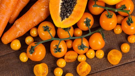Video-Von-Frischen-Veganen-Bio-Lebensmitteln-Mit-Orangefarbenem-Gemüse-Auf-Holzbrett
