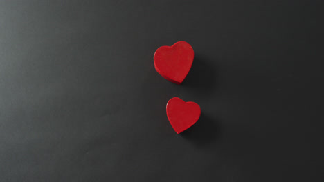 Rote-Herzen-Formen-Kisten-Am-Valentinstag-Auf-Grauem-Hintergrund