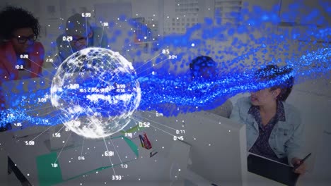 Animation-Eines-Globalen-Netzwerks-Und-Blauer-Partikel,-Die-Daten-über-Verschiedene-Kollegen-Bei-Der-Arbeit-Verarbeiten
