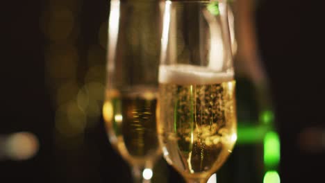 Champagnergläser-Und-Dekorationen-Auf-Schwarzem-Hintergrund-Am-Silvesterabend