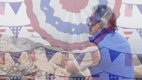 Animation-Der-Flagge-Der-Vereinigten-Staaten-Von-Amerika-über-Einem-älteren-Mann-In-Den-Bergen