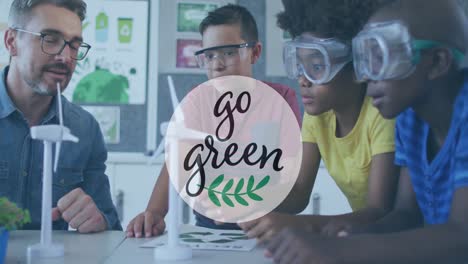 Animation-Von-„Go-Green“-Text-über-Männlichen-Lehrern-Und-Schülern,-Die-Sich-Windturbinenmodelle-Ansehen
