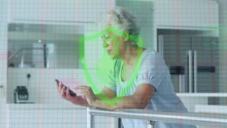 Animation-Eines-Biometrischen-Fingerabdruck-Vorhängeschlosses-über-Einer-älteren-Frau,-Die-Ihr-Smartphone-Benutzt