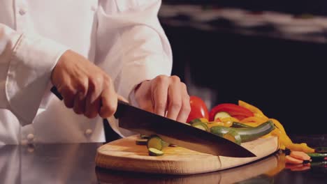 Chef-Cortando-Verduras-Sobre-Tabla-De-Madera