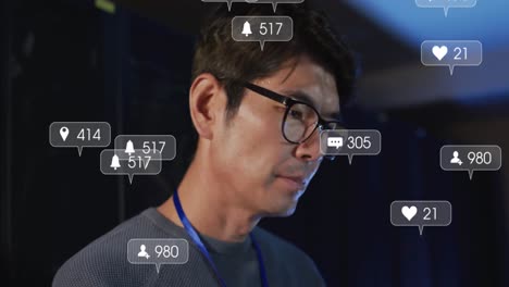 Animation-Von-Social-Media-Daten-über-Einen-Asiatischen-Männlichen-IT-Ingenieur-Durch-Einen-Computerserver