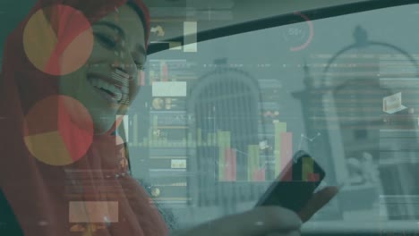 Animación-De-Estadísticas-Y-Procesamiento-De-Datos-Sobre-Una-Mujer-Sonriente-Con-Hijab-Usando-Un-Teléfono-Inteligente