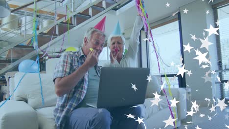 Animation-Von-Weißen-Sternen-über-Einem-Glücklichen-Kaukasischen-Seniorenpaar,-Das-Einen-Feierlichen-Laptop-Videoanruf-Macht