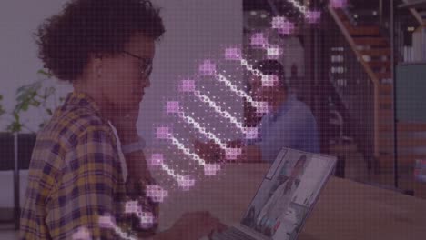 Animation-Eines-DNA-Strangs,-Der-Sich-über-Eine-Frau-Bei-Einem-Laptop-Videoanruf-Dreht