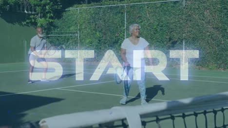 Animation-Des-Starttextes-über-Einem-älteren-Afroamerikanischen-Mann-Und-Einer-älteren-Afroamerikanischen-Frau,-Die-Tennis-Spielen