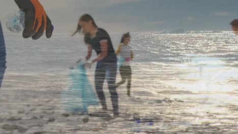 Animation-Des-Meeres-über-Verschiedene-Frauen,-Die-Am-Strand-Plastikflaschen-Pflücken