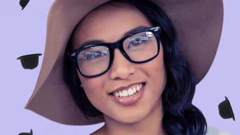 Animación-De-Una-Mujer-Asiática-Sonriente-Con-Sombrero-Sobre-Sombreros-Que-Caen-Sobre-Fondo-Morado