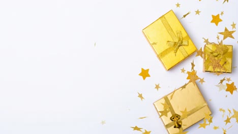 Mehrere-Goldene-Sterne-Schweben-Vor-Weihnachten-Voller-Geschenke-Mit-Kopierraum-Auf-Weißem-Hintergrund