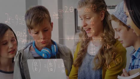 Animation-Mathematischer-Gleichungen-über-Schulkindern,-Die-Im-Klassenzimmer-Einen-Laptop-Benutzen