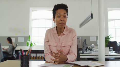 Glückliche-Afroamerikanische-Geschäftsfrau,-Die-Im-Büro-Einen-Videoanruf-Führt