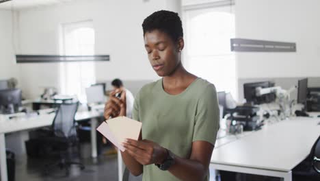 Fokussierte-Afroamerikanische-Geschäftsfrau,-Die-Sich-Für-Die-Beste-Option-Im-Büro-Entscheidet