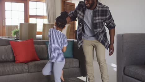 Glückliche-Afroamerikanische-Tochter-Und-Vater,-Die-Spaß-Haben-Und-Im-Wohnzimmer-Tanzen
