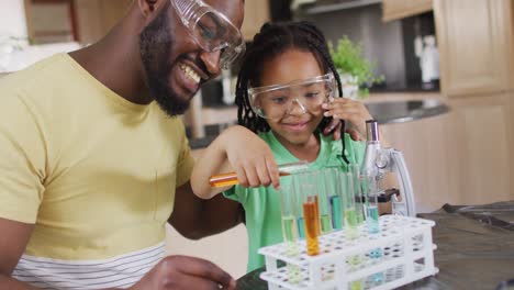 Glücklicher-Afroamerikanischer-Vater-Und-Tochter,-Die-Zu-Hause-Experimente-Machen