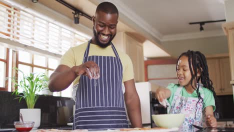 Glücklicher-Afroamerikanischer-Vater-Und-Tochter,-Die-In-Der-Küche-Pizza-Zubereiten