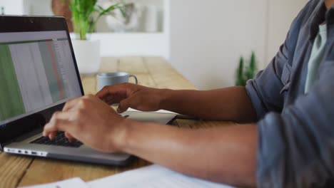 Afroamerikanischer-Mann,-Der-Von-Zu-Hause-Aus-Arbeitet-Und-Einen-Laptop-Benutzt
