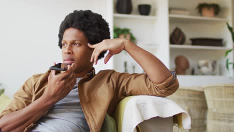 Hombre-Afroamericano-Usando-Un-Teléfono-Inteligente-En-Casa