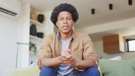 Sprechender-Afroamerikanischer-Mann,-Der-Einen-Videoanruf-Tätigt