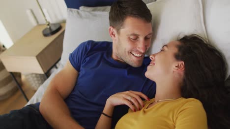 Glückliches-Kaukasisches-Verliebtes-Paar,-Das-Sich-Im-Bett-Ausruht-Und-Küsst