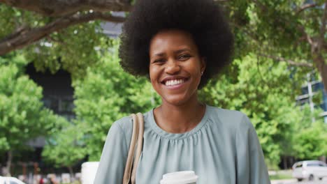 Retrato-De-Una-Sonriente-Empresaria-Afroamericana-Sosteniendo-Café-Para-Llevar