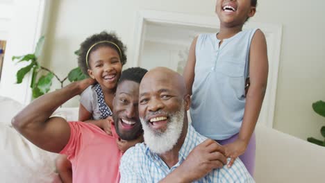Porträt-Eines-Glücklichen-Afroamerikanischen-Großvaters-Mit-Erwachsenem-Sohn-Und-Enkelinnen