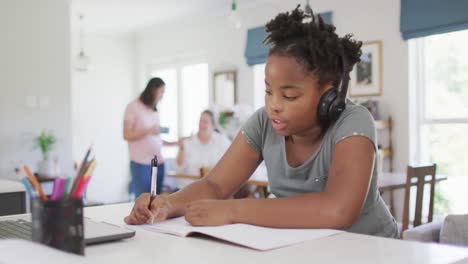 Glückliches-Afroamerikanisches-Mädchen,-Das-Zu-Hause-Einen-Laptop-Für-Den-Online-Unterricht-Nutzt