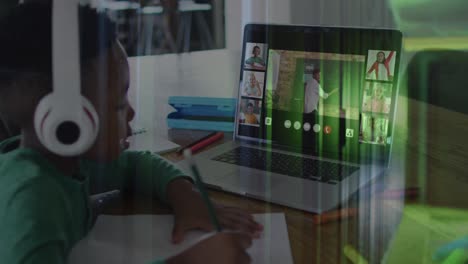 Animation-Eines-Afroamerikanischen-Schülers-Auf-Einem-Laptop,-Der-Online-über-Computerserver-Lernt