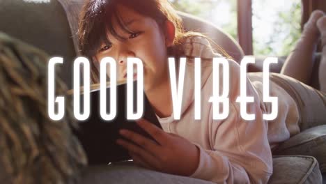 Animation-Von-Text-Mit-Guter-Stimmung-über-Einem-Asiatischen-Mädchen,-Das-Ein-Tablet-Benutzt