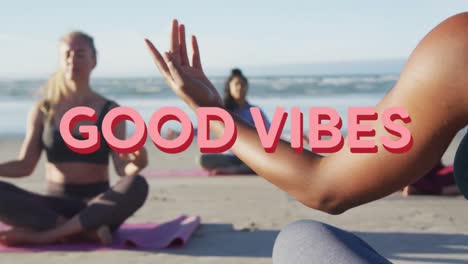 Animation-Von-Texten-Mit-Guter-Stimmung-über-Verschiedene-Frauen,-Die-Am-Strand-Yoga-Praktizieren