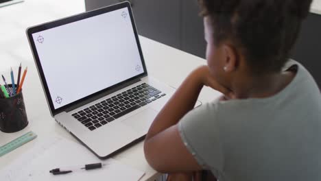 Fröhliches-Afroamerikanisches-Mädchen,-Das-Einen-Laptop-Mit-Kopierplatz-Benutzt