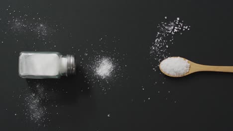 Video-Von-Salz-In-Einem-Salzstreuer-Und-Löffel-Auf-Schwarzem-Hintergrund