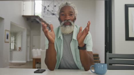 Video-Eines-Glücklichen-Afroamerikanischen-älteren-Mannes,-Der-Kaffee-Trinkt