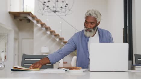 Video-Eines-Afroamerikanischen-älteren-Mannes,-Der-Einen-Laptop-Benutzt
