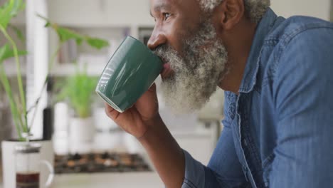 Video-Eines-Glücklichen-Afrikanischen-älteren-Mannes,-Der-Kaffee-Trinkt