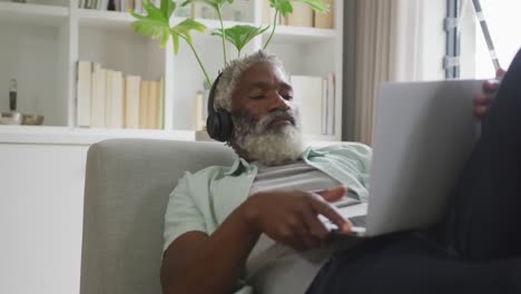 Vídeo-De-Un-Anciano-Afroamericano-Usando-Una-Computadora-Portátil-Y-Auriculares