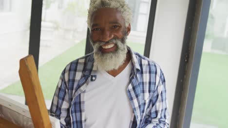 Video-Eines-Afroamerikanischen-älteren-Mannes,-Der-Ein-Bild-Malt